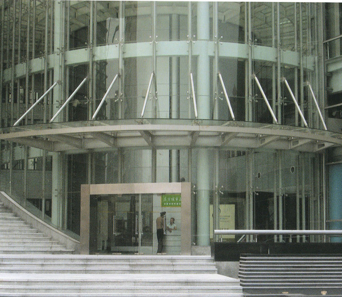 旋转门与工业门 功能、差异与应用场景解析