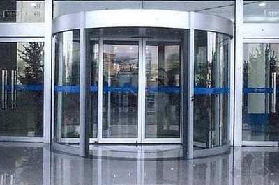 工业门 高效、安全与耐用的工业基础设施